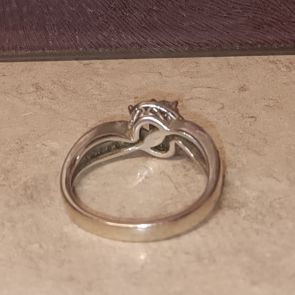 Modern Silver Engagement/Wedding Ring with Twisted Design and Brilliant Diamonds - Picture 9 of 10